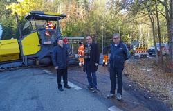 Landtagsabgeordneter Max Gibis (von links) und stellvertretender Landrat Franz Brunner informierten sich an der Reschbachstraße, die gerade ertüchtigt wurde, bei Nationalparkleiter Dr. Franz Leibl über den Stand der geplanten Nationalpark-Erweiterung bei Finsterau. (Foto: Patrick Zens)