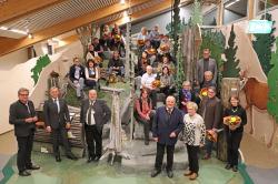 Zum Gruppenfoto versammelten sich die geehrten Gründungsmitglieder mit Landrätin Rita Röhl, Vize-Landrätin Helga Weinberger, Ministerialdirektor Dr. Rüdiger Detsch und Nationalparkleiter Dr. Franz Leibl sowie weiterer Ehrengäste in der Waldwerkstatt im Hans-Eisenmann-Haus. (Foto: Gregor Wolf/Nationalpark Bayerischer Wald)