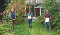 Dr. Franz Leibl (von links) übergab im Rahmen einer kleinen Feierstunde Ehrenurkunden für 40 Jahre Dienst beim Freistaat Bayern an Helmut Hackl und Paul Eder. Martin Stadler war beim Fototermin verhindert. (Foto: Elke Ohland/Nationalpark Bayerischer Wald)