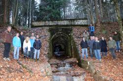 Vertreter des Wald Vereins und des Nationalparks Bayerischer Wald freuten sich zusammen über die gelungene Sanierung der Hirschkopfbrücke. (Foto: Annette Nigl /Nationalpark Bayerischer Wald)