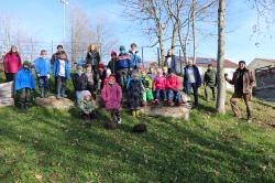 In Zusammenarbeit mit dem Nationalpark konnten die Erstklässler der Grundschule Neuschönau eine Hecke pflanzen, die ein Lebensraum für viele Tiere werden soll. (Foto: Annette Nigl /Nationalpark Bayerischer Wald)