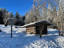 In der urigen Unterstellhütte wird bei der Schneeschuhwanderung am 23. Januar Mittagspause gemacht. (Foto: Sandra Schrönghammer)