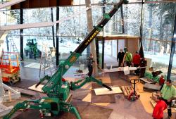 Für die Montage des neuen Ausstellungsbaumes mussten schweres Gerät und eine Spezialfirma anrücken (Foto: Julia Reihofer/Nationalpark Bayerischer Wald)