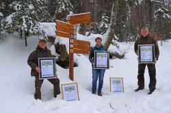 Nahmen die Urkunden gerne entgegen, (von links) Nationalpark-Ranger Thomas Drexler, Teresa Schreib (Tourismus und Regionalentwicklung) und Nationalpark-Ranger Roland Ertl (Foto: Gregor Wolf/Nationalpark Bayerischer Wald)