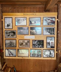 Eine kleine Dokumentation über das raue Leben der Holzhauer früher gibt es in der Lindberger Schachtenhütte zu sehen. (Foto: Sandra Schrönghammer)