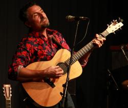 „Guitar Man“ mit neuem Album: Richie Necker kommt am 1. April nach St. Oswald. (Foto: Christian Binder/Nationalpark Bayerischer Wald)