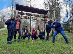 Mit dem Thema Öffentlichkeitsarbeit befassten sich die Commerzbank-Umweltpraktikanten im Wildniscamp am Falkenstein. (Foto: Nationalpark Bayerischer Wald)