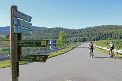 Auch an der Trinkwassertalsperre in Frauenau vorbei radln die Teilnehmer der Tour am Sonntag, 8. Mai. (Foto: Nationalpark Bayerischer Wald)