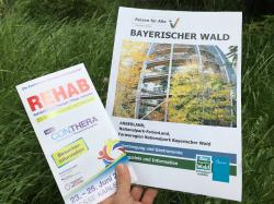 Die neu aufgelegte Broschüre „Reisen für Alle – Bayerischer Wald“ wird auf der Fachmesse „REHAB“ vom 23. bis 25. Juni vorgestellt. (Foto: Nationalpark Bayerischer Wald)