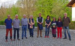 Nationalparkleiter Dr. Franz Leibl (Mitte) und Umweltbildungsreferent Lukas Laux (rechts) mit Waldführern, die für ihr langjähriges Engagement geehrt wurden: Hans Pongratz (von links), Hans Mühlbauer, Günther Gaidies, Susanne Keilhauer, Brigitte Paster, Monika Biereder und Sabine Müller. (Foto: Sofie Hofbauer/Nationalpark Bayerischer Wald)