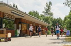 Im vergangenen Jahr fiel der Startschuss fürs „Plogging“ am Servicegebäude im Nationalparkzentrum Falkenstein. Heuer führt die Tour auf den Großen Falkenstein. (Foto: Stefanie Felgenhauer / Woidlife Photography)