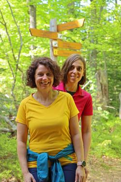 Im Video über den Rundweg Flusskrebs führen Sabrina Dillinger (rechts) und Simone Schopf von der Ferienregion Nationalpark Bayerischer Wald die Zuschauer durch die Waldwildnis. (Foto: Nationalpark Bayerischer Wald)