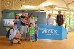 Ein kleines Präsent für den Jubiläumsbesuch der Familien Zámečníkovi und Jurasovi gab’s von Nationalparkleiter Franz Leibl (von rechts) und Achim Klein, Leiter vom Haus zur Wildnis. (Foto: Nationalpark Bayerischer Wald)