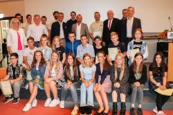 Junior Ranger und Ranger freuten sich zusammen mit den Ehrengästen über den Ehrenamtspreis: Helga Weinberger, stellvertretende Landrätin von Freyung-Grafenau (v.l. Mitte), Bürgermeister Alfons Schinabeck, 1. Vorsitzender Alexander Muthmann, Staatsminister Thorsten Glauber, Ranger Mario Schmid, Franz Kränzler, Vorstandsmitglied der Versicherungskammer Stiftung, Dr. Franz Leibl, Leiter des Nationalparks, und Dr. Ronny Raith, stellvertretender Landrat von Regen. (Fotos: Nationalpark Bayerischer Wald)