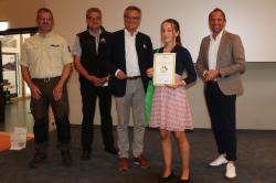 Eva-Maria Kloiber aus Grainet ist die 3000. Junior Rangerin. Dazu gratulierten Mario Schmid, Geschäftsführer der Junior Ranger (v.l.), Nationalparkleiter Dr. Franz Leibl, Alexander Muthmann, 1. Vorsitzender der Junior Ranger, und Staatsminister Thorsten Glauber.