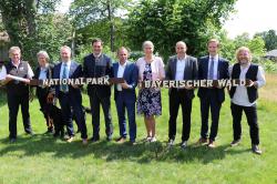 Freuen sich über die Erweiterung: Dr. Franz Leibl, Leiter des Nationalparks (v.l.), Gudula Lermer, Leiterin des Forstbetriebes Neureichenau der Bayerischen Staatsforsten, Helmut Plenk, stv. Landrat Regen, Sebastian Gruber, Landrat von FRG, Umweltminister Thorsten Glauber, Eva Volfová, Tschechische Vize-Umweltministerin, Mauths Bürgermeister Ernst Kandlbinder, Regierungspräsident Rainer Haselbeck und Pavel Hubený, Leiter des Nationalparks Šumava. (Foto: Nationalpark Bayerischer Wald)