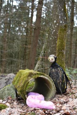 Regenwurm Rudi und Urwaldreliktkäfer Karl Friedrich helfen der Waldforscherin im Theaterstück „Im Wald“. (Foto: Theater nuu)