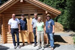 Die neue Behindertentoilette direkt am Parkplatz des Waldspielgeländes besichtigten Franz Brunner, stellvertretender FRG-Landrat (v.l.), Lukas Laux, stellvertretender Sachgebietsleiter der Nationalpark-Umweltbildung, Nationalparkleiter Dr. Franz Leibl, Anita Moos, Behindertenbeauftragte des Landkreises FRG, und Karl Matschiner, Pressesprecher des Landkreises FRG.