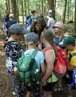 An verschiedenen Stationen lernten die Teilnehmer die Natur des Nationalparks sowie die verschiedenen Arten, die dort leben, kennen. (Foto: Peter Auerbeck/Nationalpark Bayerischer Wald)