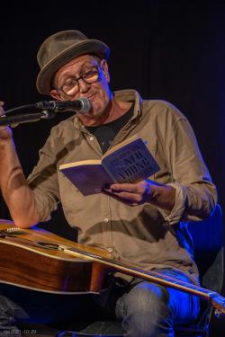 Joe Baumgartner spielt, singt und liest am Sonntag, 31. Juli, bei der Matinée im Hans-Eisenmann-Haus Stücke von Neil Young. (Foto: Joe Baumgartner Privat – Freigabe nur in Verbindung mit dem Veranstaltungshinweis)