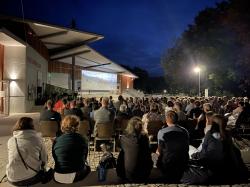 Rund 150 Besucher genossen den stimmungsvollen Abend vor dem Kurparkpavillon und zeigten sich vom Programm begeistert. (Foto: Nationalparkverwaltung Bayerischer Wald)