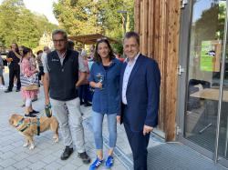 Die Nationalparkverwaltung, die Werbegemeinschaft und die Stadt Grafenau organisierten das Open-Air-Kino im Kurpark gemeinsam. Von Links: Nationalparkleiter Dr. Franz Leibl, die Vorsitzende der Werbegemeinschaft Evi Blach und Grafenaus Bürgermeister Alexander Mayer.  (Foto: Nationalparkverwaltung Bayerischer Wald)