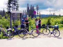 Mitarbeiter des Besuchermanagements und ehrenamtliche Waldführer befragen die Nationalparkbesucher, Schwerpunktmäßig

auch Radfahrer. (Foto: Nationalparkverwaltung Bayerischer Wald)