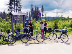 Mitarbeiter des Besuchermanagements und ehrenamtliche Waldführer befragen die Nationalparkbesucher, Schwerpunktmäßig
auch Radfahrer. (Foto: Nationalparkverwaltung Bayerischer Wald)
