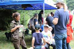 Sandra de Graaf, Rangerin im Nationalpark, erklärte den kleinen und großen Besuchern, wie viele Spechtarten es im Schutzgebiet gibt.