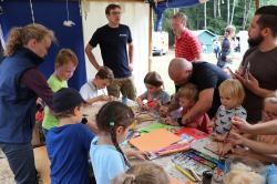 Einen eigenen kleinen Holzspecht konnten die Kinder am Bastelstand gestalten.