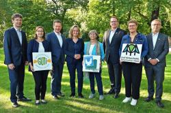 Bei der Jubiläumsveranstaltung in Potsdam nahm sich Bundesumweltministerin Steffi Lemke (4.v.l.) auch Zeit für ein Gruppenfoto mit den Vertreterinnen aus dem Bayerischen Wald sowie mit Vertretern der vier Fahrtziel-Natur-Kooperationspartner. (Foto: Landkreis Regen)