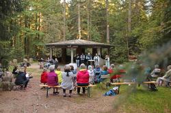 Der Gottesdienst fand inmitten der entstehenden Waldwildnis des Nationalparks Bayerischer Wald statt. (Foto: Jana Marianek/Nationalpark Bayerischer Wald)