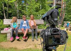 Beim Nationalpark-Dingsbums erklären Schüler der Nationalparkschulen die Waldwildnis. Hier die 4. Klasse der Grundschule Neuschönau. (Foto: Nationalparkverwaltung Bayerischer Wald)