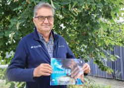 Dr. Franz Leibl freut sich über die neue Broschüre „Forschung im Nationalpark“, die in einer für jedermann verständlichen Sprache neuste Ergebnisse präsentiert. (Fotos: Nationalpark Bayerischer Wald)