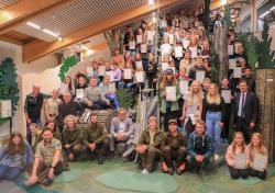 Beim Junior-Ranger Sommerferienprogramm haben so viele Kinder wie nie zuvor mitgemacht. Beinahe wurde die Waldwerkstatt im Hans-Eisenmann-Haus für das Gruppenfoto zu klein. (Foto: Nationalpark Bayerischer Wald)