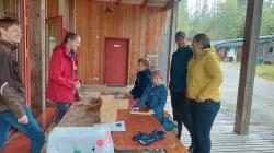 Beim Bastelstand kamen die Kinder auf ihre Kosten und konnten ihr eigenes Mobile erstellen. (Foto: Martina Engelmaierová /Nationalpark Bayerischer Wald)