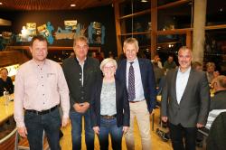 Begrüßten beim regionalen Abend die Gäste der Mitgliederversammlung der Nationalen Naturlandschaften: Lindbergs Bürgermeister Gerd Lorenz (v.l.), Nationalparkleiter Dr. Franz Leibl, Landrätin Rita Röhrl, Vorstandsvorsitzender Peter Südbeck und Michael Herzog, Bürgermeister von Bayerisch Eisenstein.  (Foto: Nationalpark Bayerischer Wald)