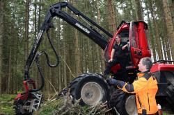 Nationalpark-Förster Helmut Kustermann (r.) bespricht mit Harvesterfahrer Michael Süß, wie die Ausgleichsfläche gestaltet werden soll. (Foto: Nationalpark Bayerischer Wald)