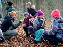 Spielerisch die Natur entdecken können Kinder im Alter von fünf bis zehn Jahren beim Ferienprogramm des Nationalparks. (Foto: Nationalpark Bayerischer Wald)