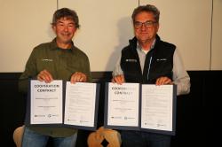 Dr. Franz Leibl, Leiter der Nationalparkverwaltung (r.), und Christoph Promberger, Direktor der Stiftung Conservation Carpathia, haben bei einer gemeinsamen Pressekonferenz die Kooperationsvereinbarung unterzeichnet. (Foto: Nationalpark Bayerischer Wald)