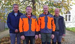 Begrüßt wurde das Forstwirt-Duo Roland Ratzesberger (2.v.l.) und Werner Selwitschka von Nationalparkleiter Dr. Franz Leibl (links) und Sachgebietsleiter Franz Baierl (rechts). (Foto: Nationalpark Bayerischer Wald)