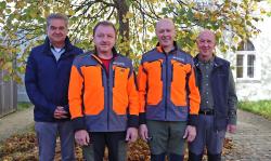 Begrüßt wurde das Forstwirt-Duo Roland Ratzesberger (2.v.l.) und Werner Selwitschka von Nationalparkleiter Dr. Franz Leibl (links) und Sachgebietsleiter Franz Baierl (rechts).  (Foto: Nationalpark Bayerischer Wald)