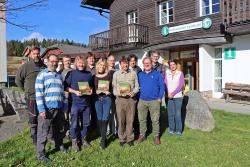 Die Projektbeteiligten mit dem gemeinsam erarbeiteten Waldnaturschutzkonzept bei dessen Vorstellung im tschechischen Kvilda. (Foto: Nationalpark Bayerischer Wald)
