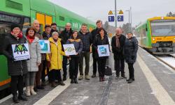 Die regionale Trägergruppe Fahrtziel Natur überzeugte sich am umgebauten Kreuzungsbahnhof in Spiegelau vom neuen Stundentakt der Waldbahn. v.l.: Teresa Schreib (Nationalpark Bayerischer Wald), Ulrike Eberl-Walter (Tourismusverband Ostbayern), Hartwig Löfflmann (Naturpark Bayerischer Wald), Hans Madl-Deinhart (Ilztalbahn), Christina Wibmer (Lkr. Regen/ÖPNV), Christian Burger (Nationalpark-Partner), Reinhard Wolf (Lkr. Freyung-Grafenau), Veronika Eisch (Lkr. Regen/GUTi), Günter Reimann (Tourismusverband Ostbayern), Prof. Dr. Thomas Schempf (Ilztalbahn), Petra Meindl (Lkr. Cham), Robert Kürzinger (Ferienregion Nationalpark Bayerischer Wald), Elisabeth Unasch (Arberland Tourismus) (Foto: Nationalpark Bayerischer Wald)