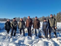 Die Leiter Dr. Franz Leibl (3.v.l.) und Pavel Hubený (2.v.l.) sowie Mitarbeiter der Nationalparkverwaltungen tauschten sich über laufende Maßnahmen und geplante Projekte aus. (Foto: Nationalpark Bayerischer Wald)