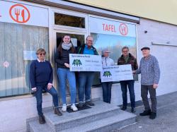 Elisabeth Scheueregger (links) und Matthias Haslinger (rechts) von der Tafel in Grafenau freuten sich über den Besuch von Nationalparkleiter Franz Leibl (ab 2.v.r.), der einen Teil seines Weihnachtsfeier-Organisationsteams dabeihatte: Evi Degenhart, Gregor Wolf und Kathrin Schuster. Übergeben wurde ein symbolischer 300-Euro-Scheck. Derselbe Betrag ging auch an die Tafel in Zwiesel. Foto: Nationalpark Bayerischer Wald