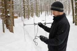 Mit Antennen können die Teilnehmer der Führung am Samstag, 28. Januar, selbst nach einem GPS-Sender suchen. (Foto: Nationalpark Bayerischer Wald)