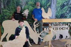 Pavel Becka (r.) hat im Auftrag der Nationalverwaltung Šumava die Tier-Silhouetten aus Holz an Lukas Laux und Sofie Hofbauer, im Nationalpark Bayerischer Wald zuständig für die Landesgartenschau, übergeben. (Foto: Nationalpark Bayerischer Wald)