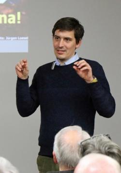 Dr. Peter Biedermann berichtete den Besuchern vom erstaunlichen Sozialverhalten der im Holz brütenden Borkenkäfer. (Foto: Gregor Wolf/Nationalpark Bayerischer Wald)