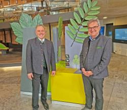 Dr. Franz Leibl, Leiter des Nationalparks (r.), zeigte Dr. Rüdiger Detsch, Ministerialdirektor am Bayerischen Umweltministerium, nach der Fachbeiratssitzung einen Teil der neuen Ausstellung im Haus zur Wildnis. (Foto: Nationalpark Bayerischer Wald)